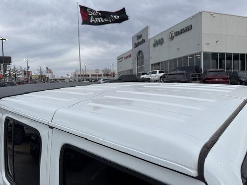 Used 2024 Jeep Gladiator Rubicon image 21