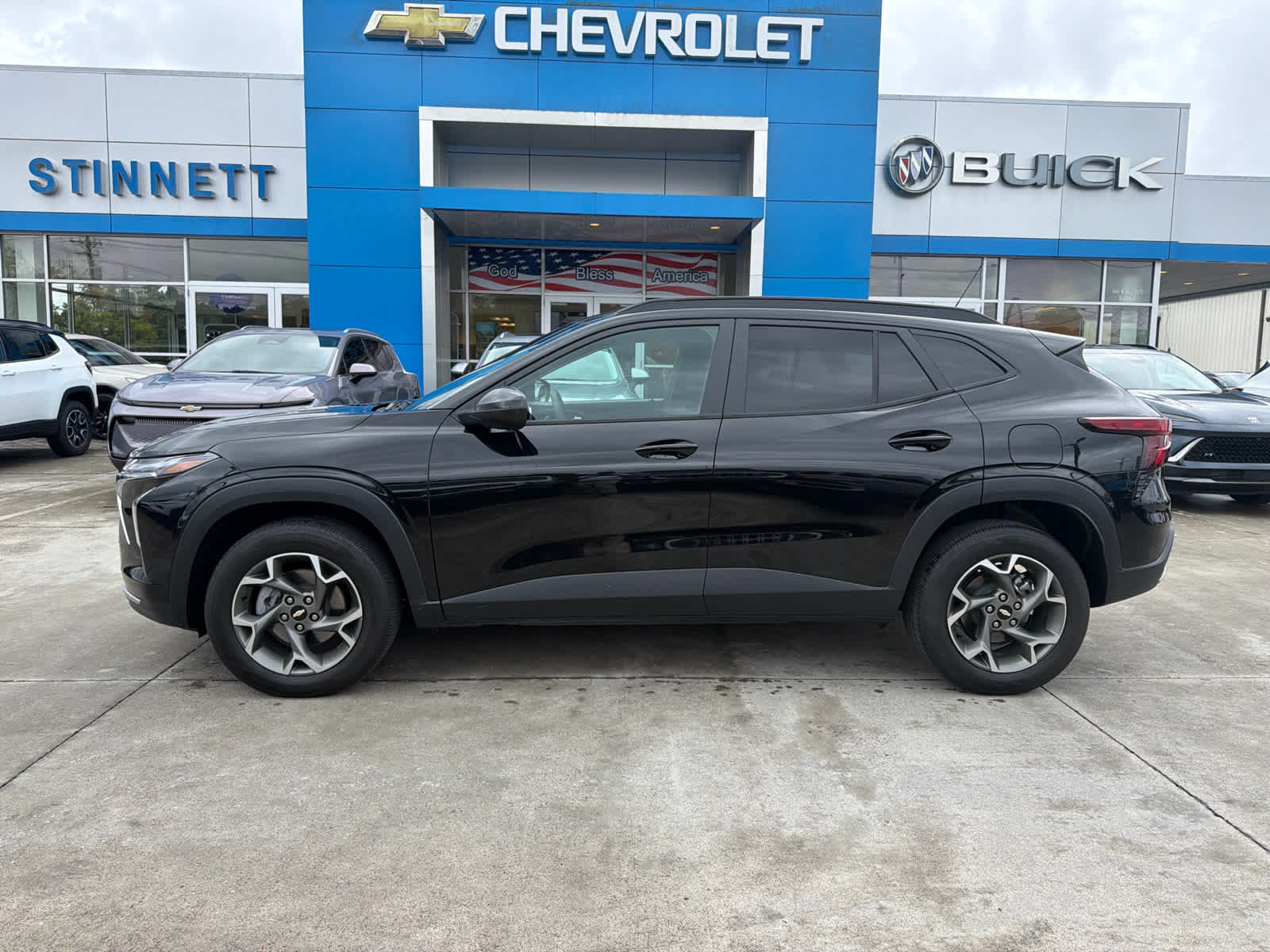 Used 2025 Chevrolet Trax LT FWD image 2
