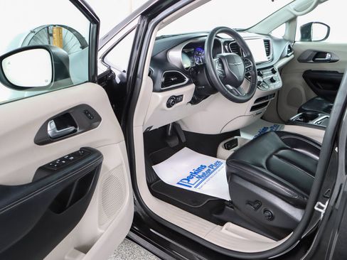 Used 2023 Chrysler Pacifica Touring-L FWD image 3