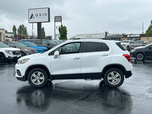 Used 2017 Chevrolet Trax LT w/ LT Convenience Package AWD/4WD image 8