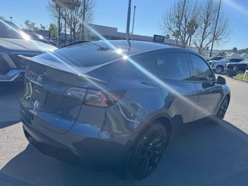 Used 2022 Tesla Model Y Long Range image 6