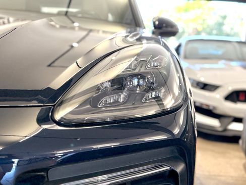 Used 2022 Porsche Cayenne Platinum Edition image 21