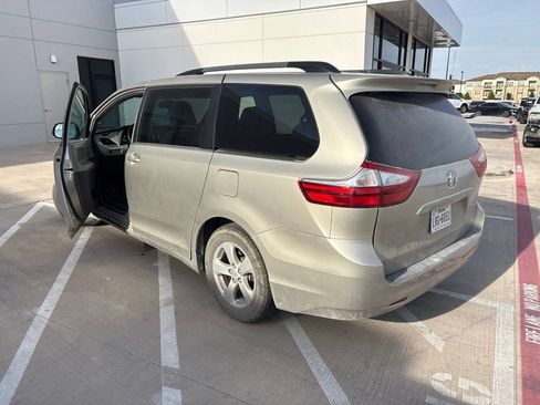 Used 2017 Toyota Sienna LE FWD image 2