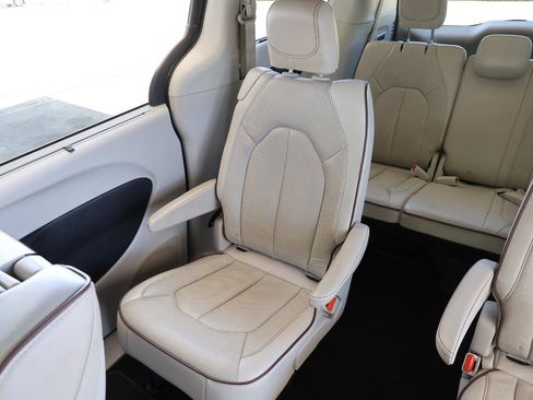 Used 2020 Chrysler Pacifica Limited w/ Tire & Wheel Group image 23