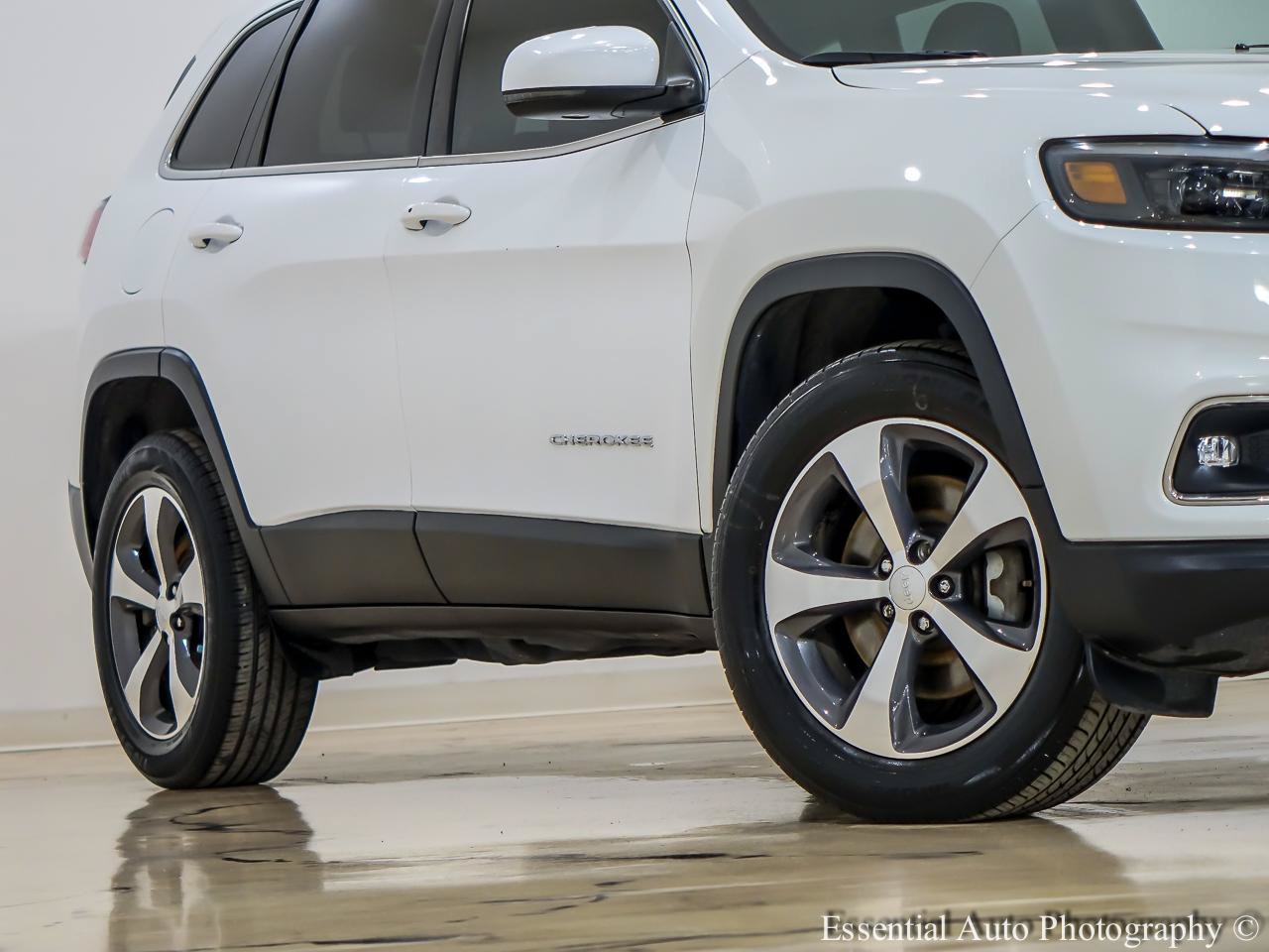 Used 2019 Jeep Cherokee Limited AWD/4WD image 4