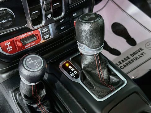 Used 2023 Jeep Wrangler Unlimited Rubicon w/ Cold Weather Group AWD/4WD image 17