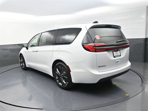 New 2026 Chrysler Pacifica Select image 5