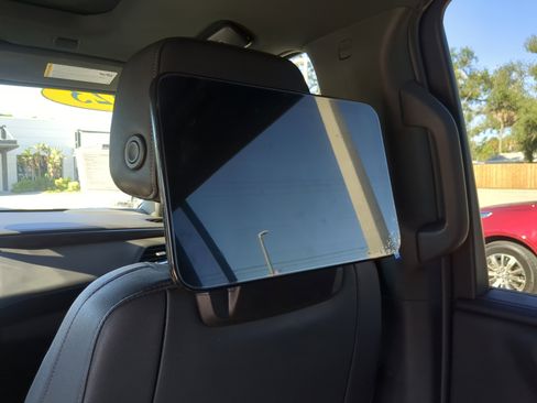 Used 2023 Chevrolet Suburban Z71 w/ Luxury Package image 19