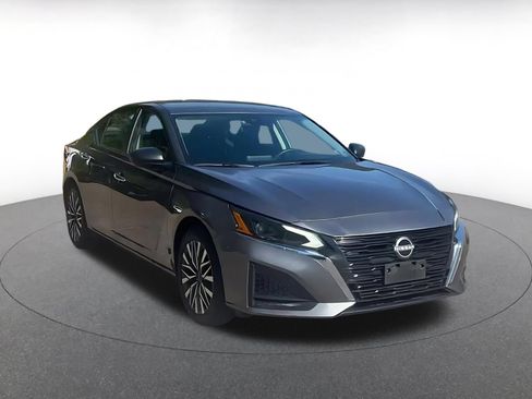 Used 2025 Nissan Altima 2.5 SV FWD image 3