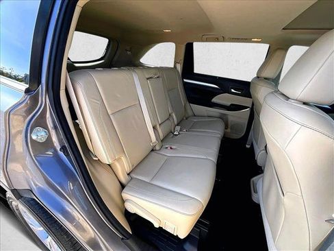 Used 2015 Toyota Highlander XLE FWD image 26