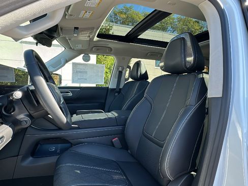 New 2025 INFINITI QX80 Sensory image 8