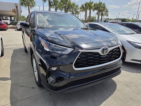 Used 2023 Toyota Highlander LE AWD/4WD image 3