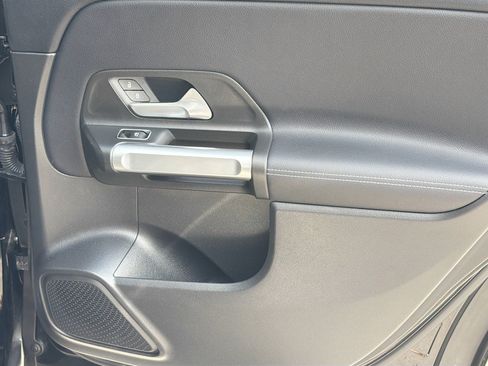 Used 2021 Mercedes-Benz GLB 250 4MATIC image 29