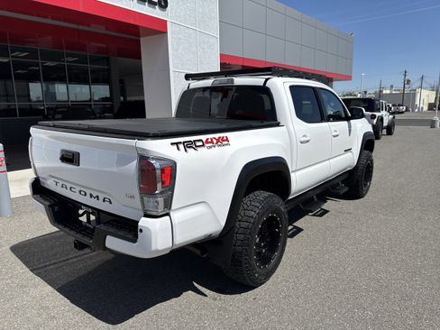 Used 2021 Toyota Tacoma TRD Off-Road w/ Technology Package AWD/4WD image 4