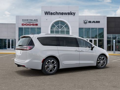 New 2026 Chrysler Pacifica Pinnacle w/ Trailer Tow Group FWD image 4