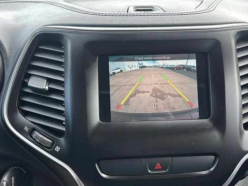 Used 2019 Jeep Cherokee Latitude w/ Cold Weather Group image 14