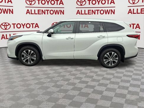 Used 2023 Toyota Highlander XLE AWD/4WD image 3