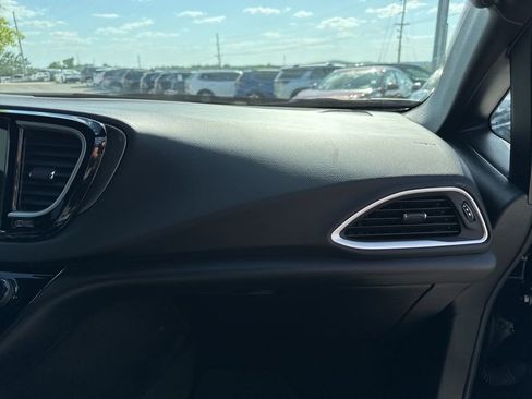 Used 2025 Chrysler Pacifica Select FWD image 19