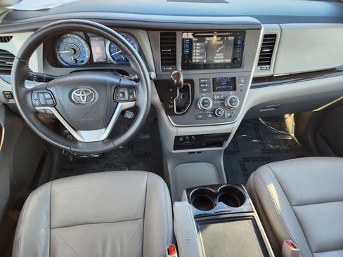 Used 2015 Toyota Sienna XLE image 14