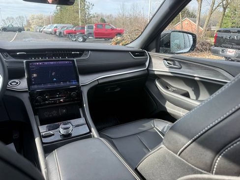 Used 2025 Jeep Grand Cherokee Limited image 37