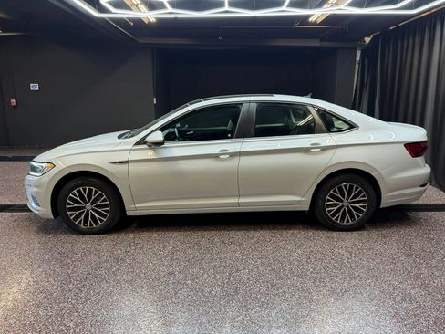 Used 2019 Volkswagen Jetta SEL w/ Cold Weather Package FWD image 4