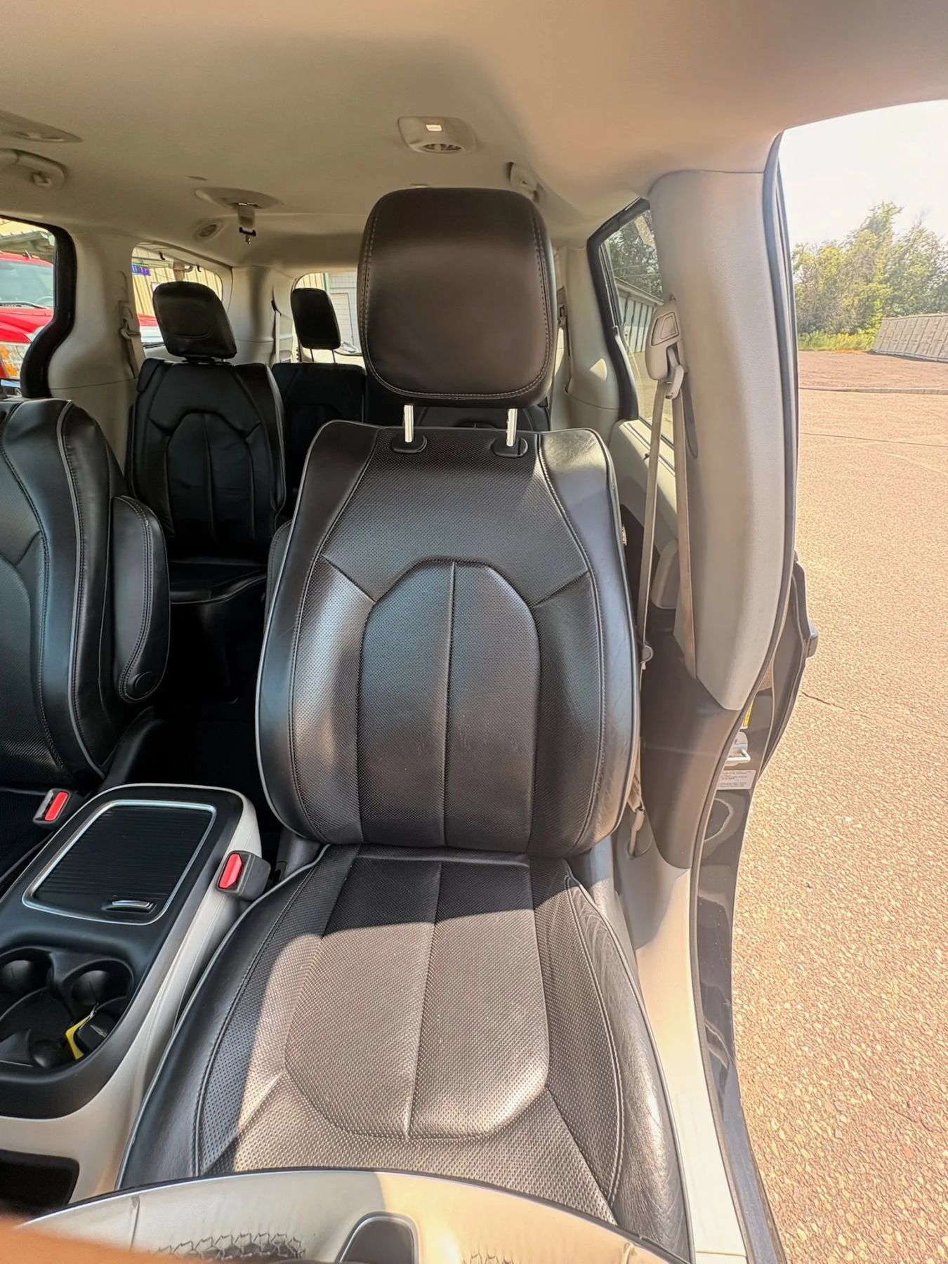 Used 2017 Chrysler Pacifica Limited w/ Advanced Safetytec Group FWD image 16