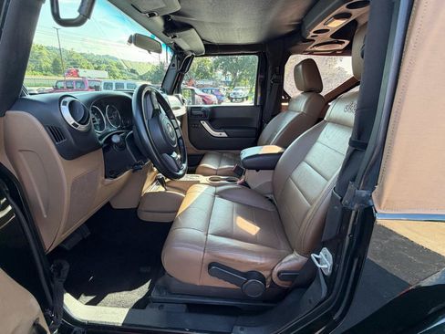 Used 2012 Jeep Wrangler Sahara w/ Connectivity Group AWD/4WD image 17