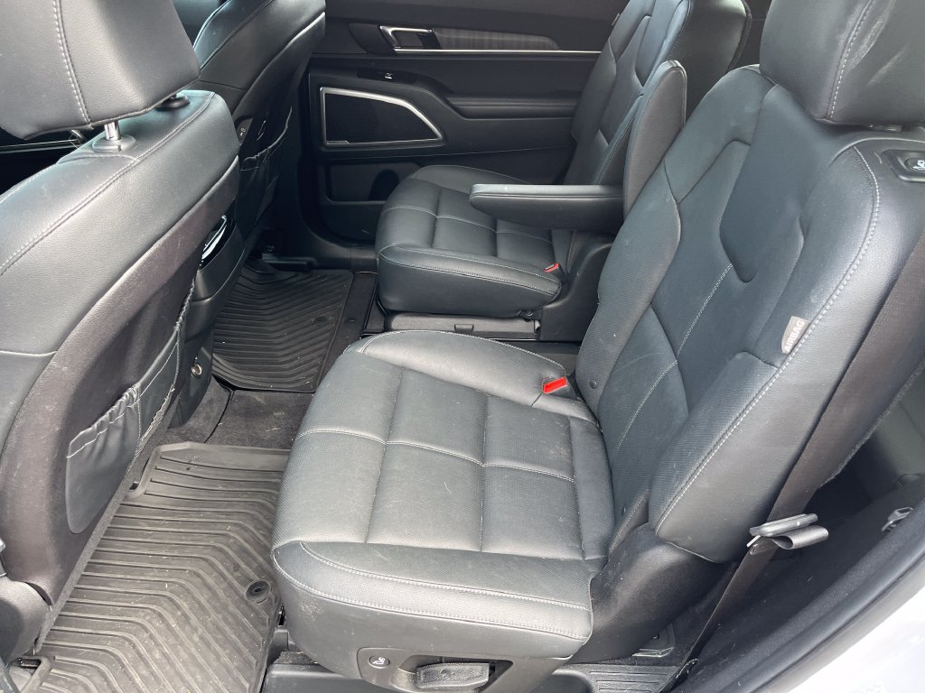 Used 2024 Kia Telluride EX w/ EX Captain's Chair Package FWD image 14