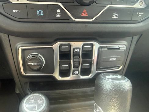 Used 2025 Jeep Wrangler Unlimited Sahara AWD/4WD image 27