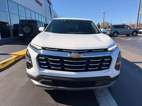 Used 2025 Chevrolet Equinox LT image 2