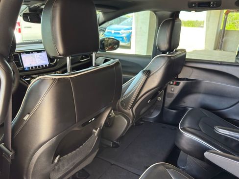 Used 2025 Chrysler Pacifica Limited image 32