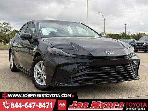 Used 2025 Toyota Camry LE image 2