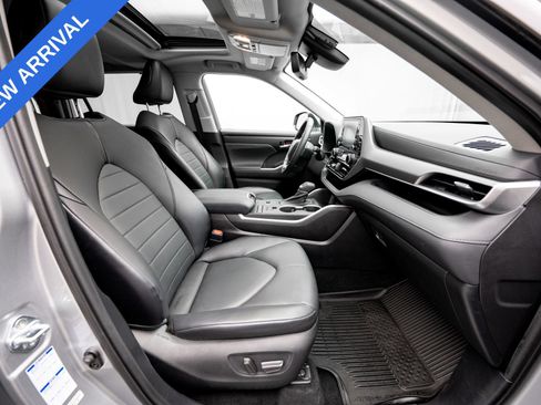 Used 2021 Toyota Highlander XLE AWD/4WD image 12
