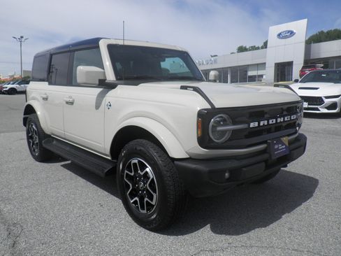 Certified 2025 Ford Bronco Outer Banks AWD/4WD image 1