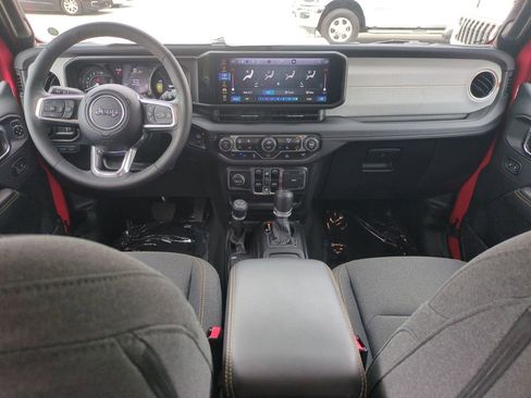 Used 2025 Jeep Wrangler Unlimited Sahara AWD/4WD image 16