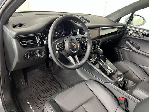 Certified 2025 Porsche Macan image 4