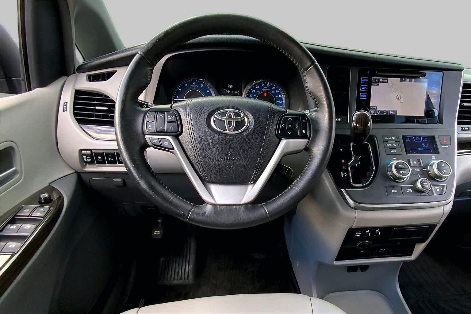 Used 2017 Toyota Sienna XLE Premium AWD/4WD image 6