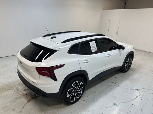 Used 2025 Chevrolet Trax RS w/ Driver Confidence Package image 2