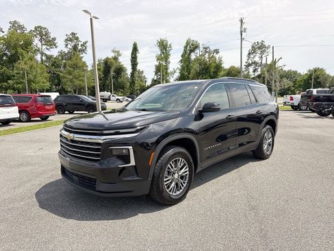 Used 2025 Chevrolet Traverse LT FWD image 9