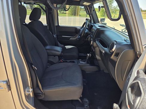Used 2015 Jeep Wrangler Unlimited Sport w/ Connectivity Group AWD/4WD image 7