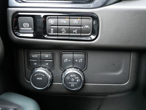 Used 2025 GMC Yukon XL AT4 AWD/4WD image 29