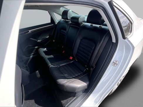 Used 2018 Volkswagen Passat 2.0T SEL Premium image 19