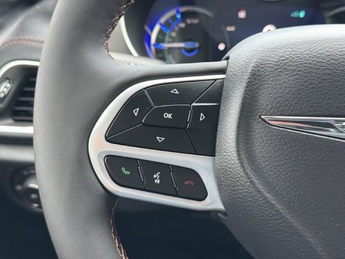 Used 2025 Chrysler Pacifica Pinnacle FWD image 18
