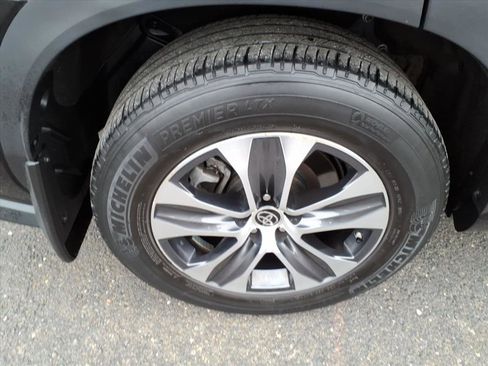 Certified 2023 Toyota Highlander XLE image 3