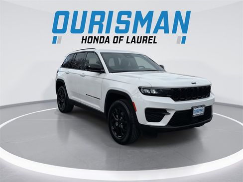 Used 2024 Jeep Grand Cherokee Altitude image 2