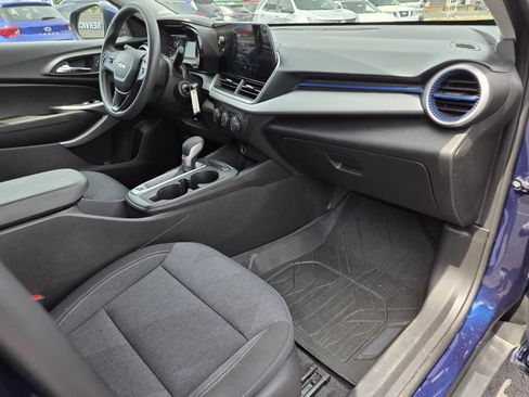 Used 2024 Chevrolet Trax LS w/ LS Convenience Package FWD image 21