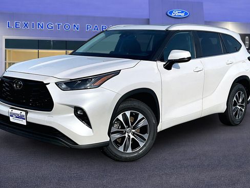 Used 2023 Toyota Highlander XLE FWD image 3