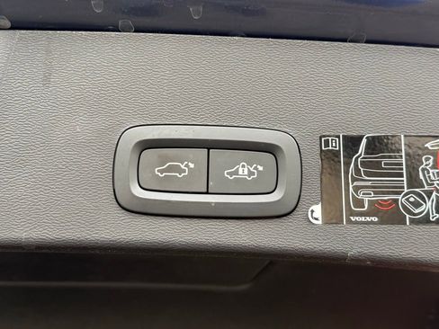 Used 2021 Volvo XC40 T5 Momentum w/ Premium Package image 16