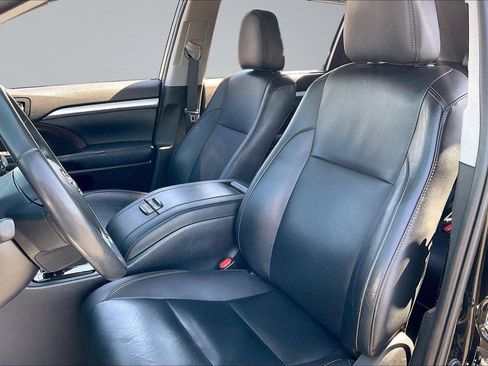 Used 2019 Toyota Highlander XLE image 26