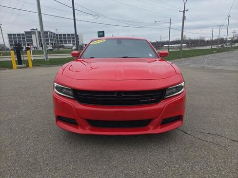 Certified 2019 Dodge Charger SXT image 4